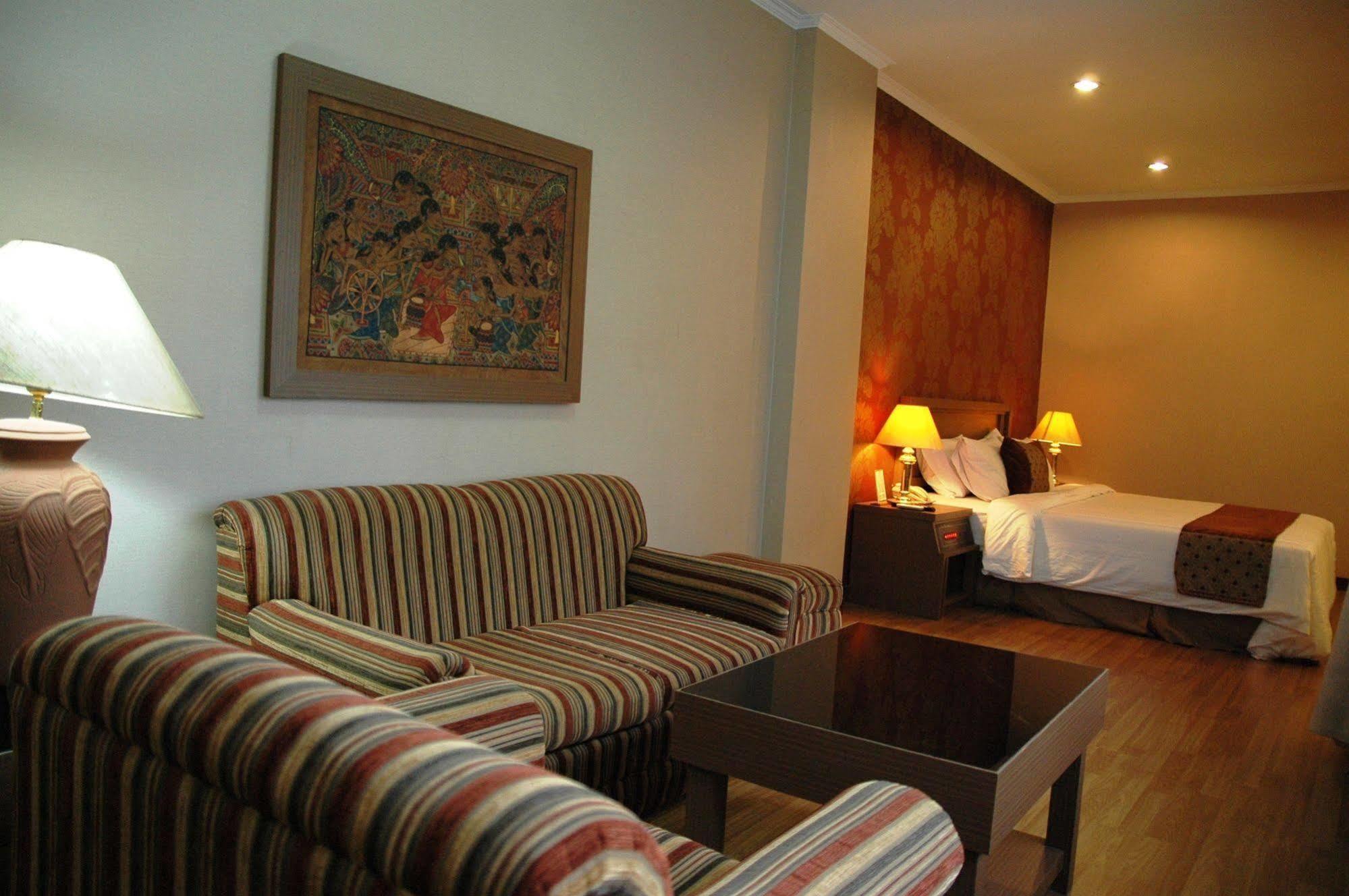 Riyadi Palace Hotel Surakarta (Solo) Exterior foto