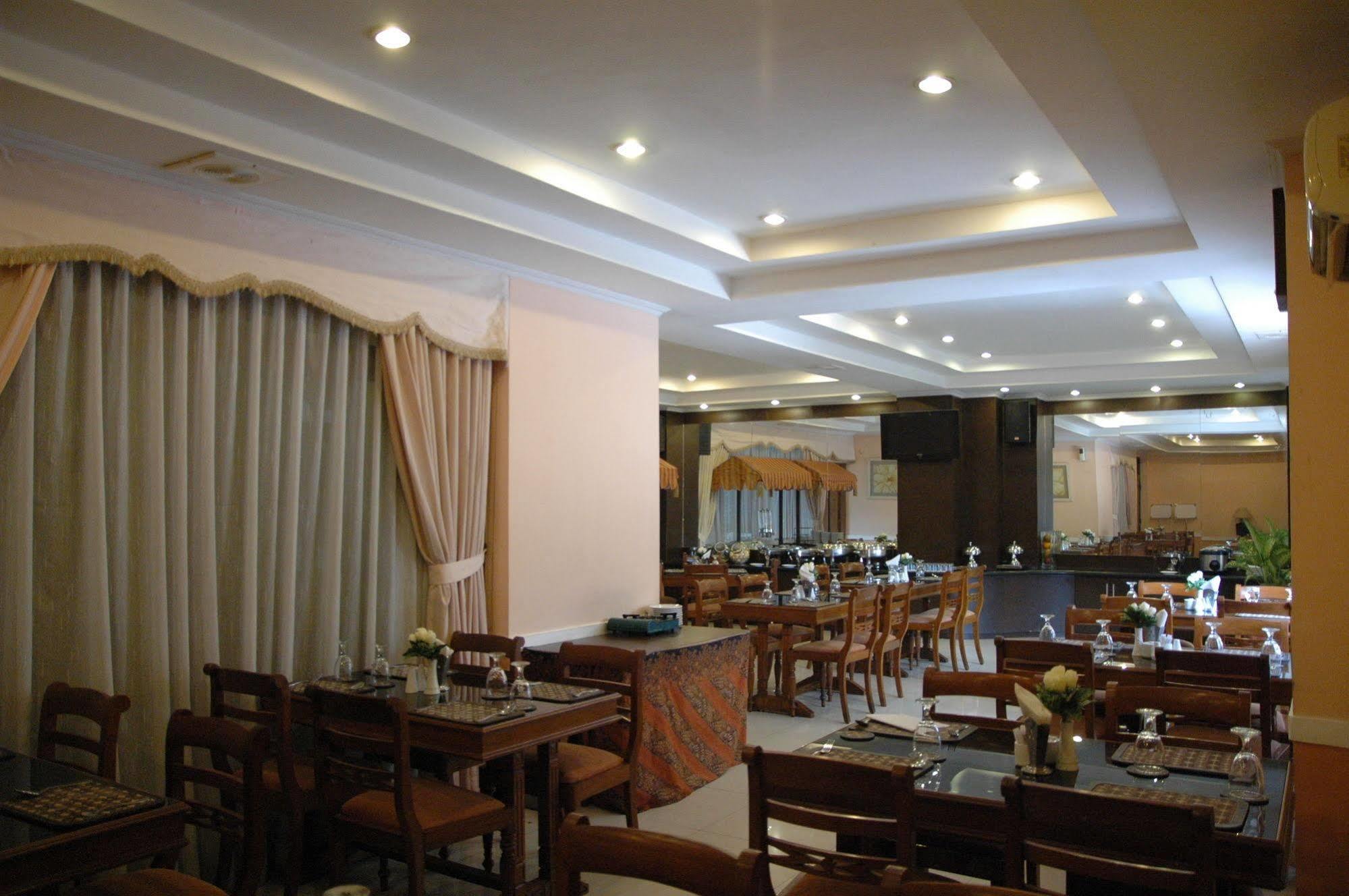 Riyadi Palace Hotel Surakarta (Solo) Exterior foto