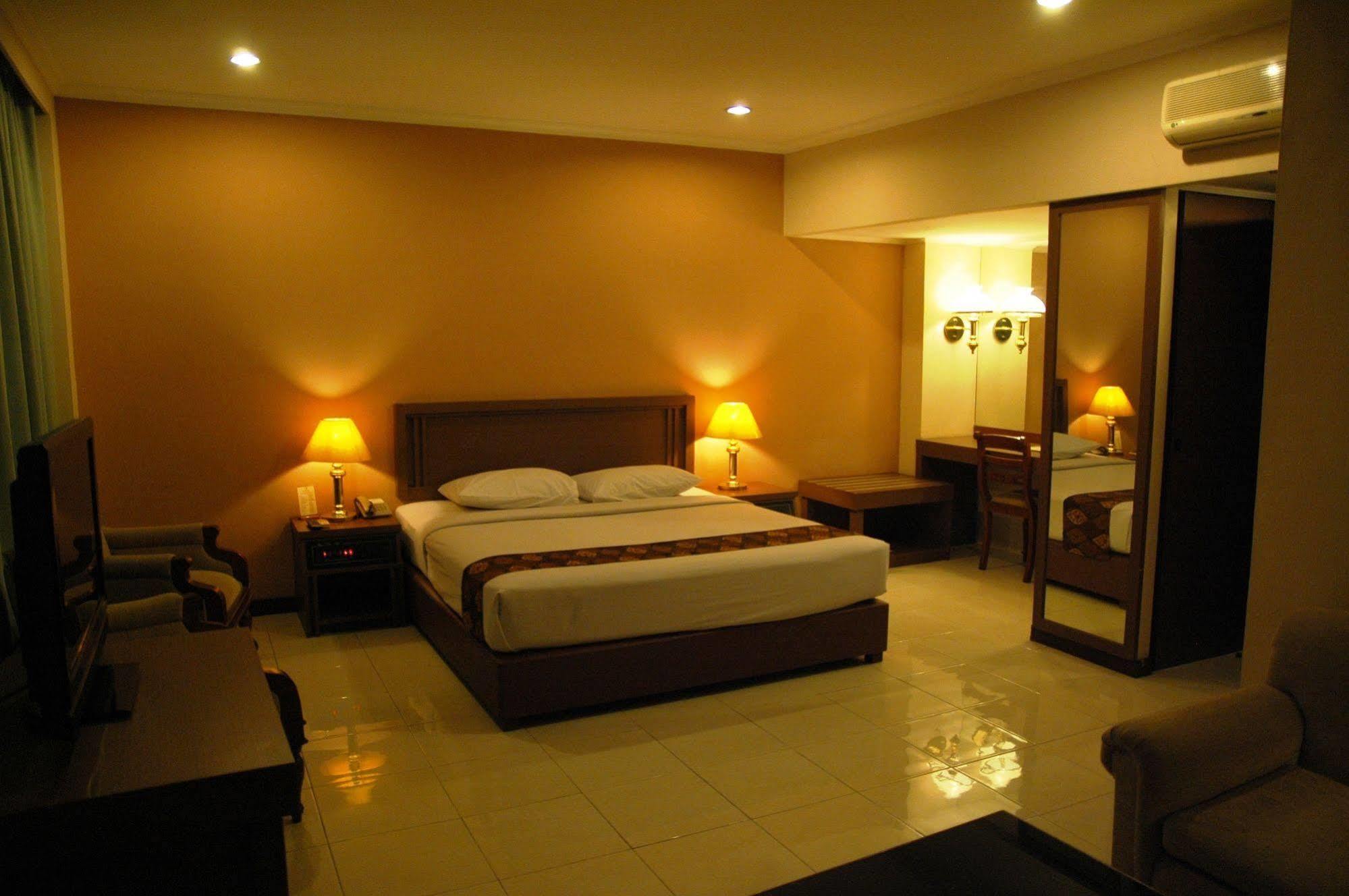 Riyadi Palace Hotel Surakarta (Solo) Exterior foto