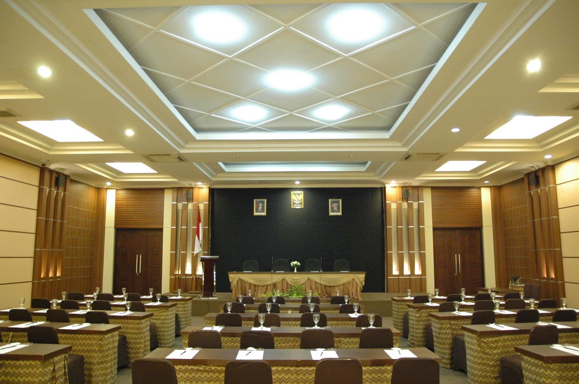 Riyadi Palace Hotel Surakarta (Solo) Exterior foto