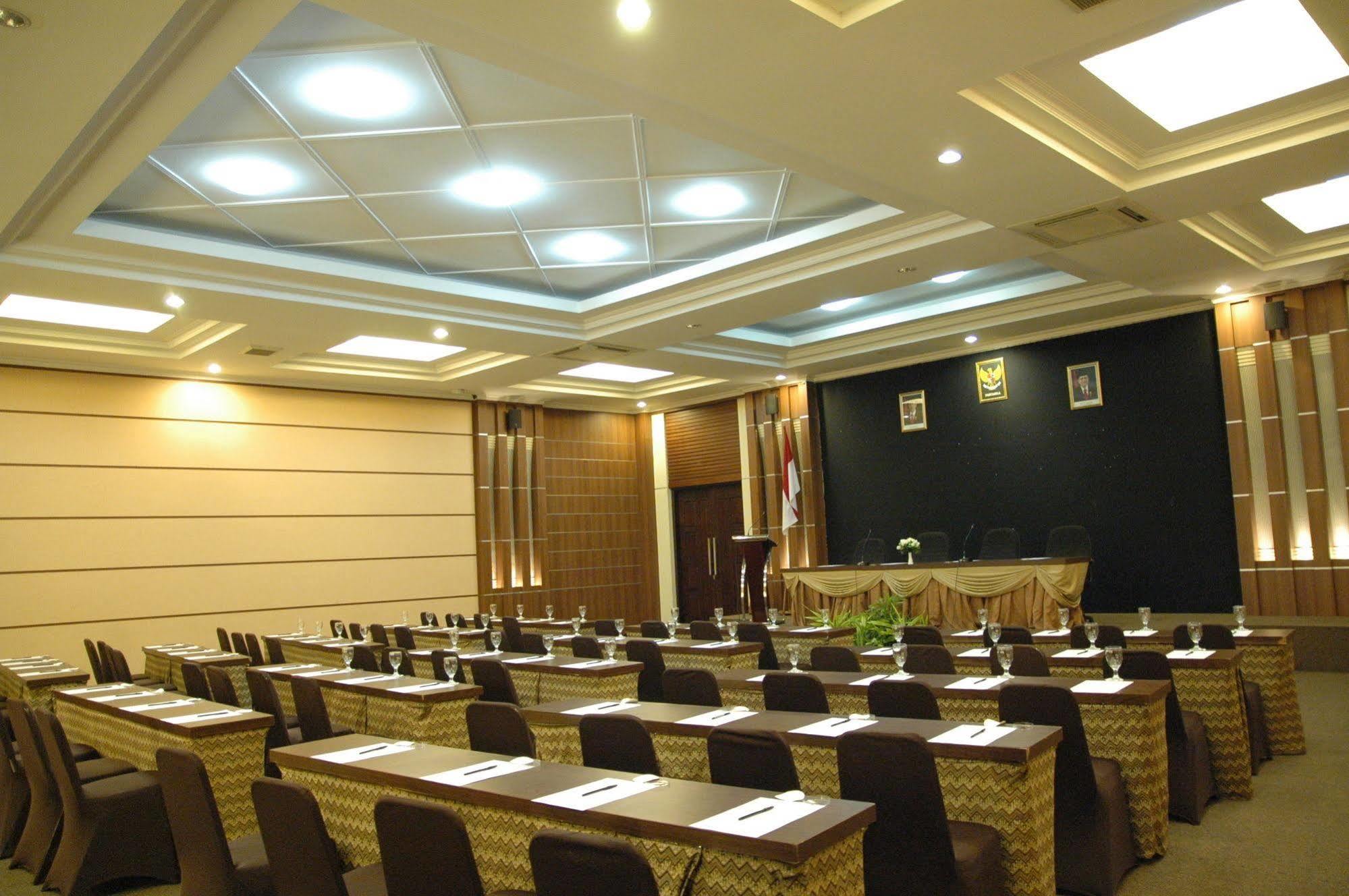 Riyadi Palace Hotel Surakarta (Solo) Exterior foto
